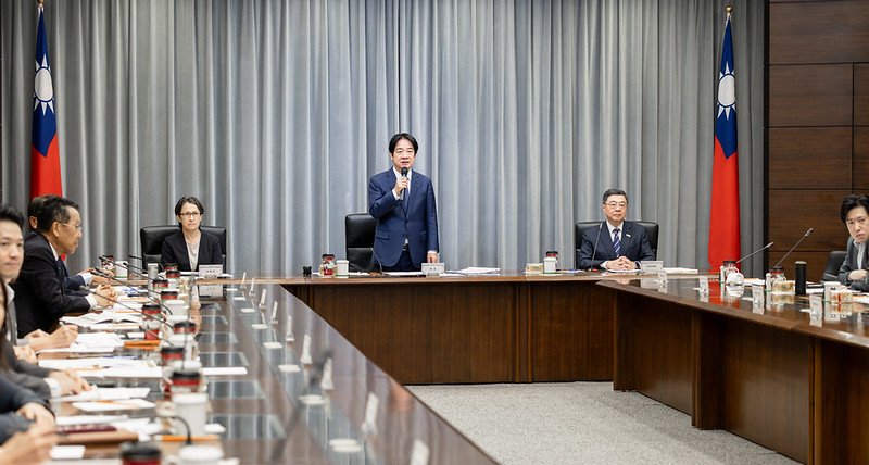 總統聽取「116年度中央政府總預算案」簡報 裁示普發現金每人1萬元，讓「AI紅利，全民共享」。