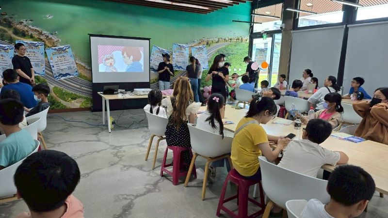 屏東縣財稅局邀請國小、國中的學童參加植物拓染手作體驗