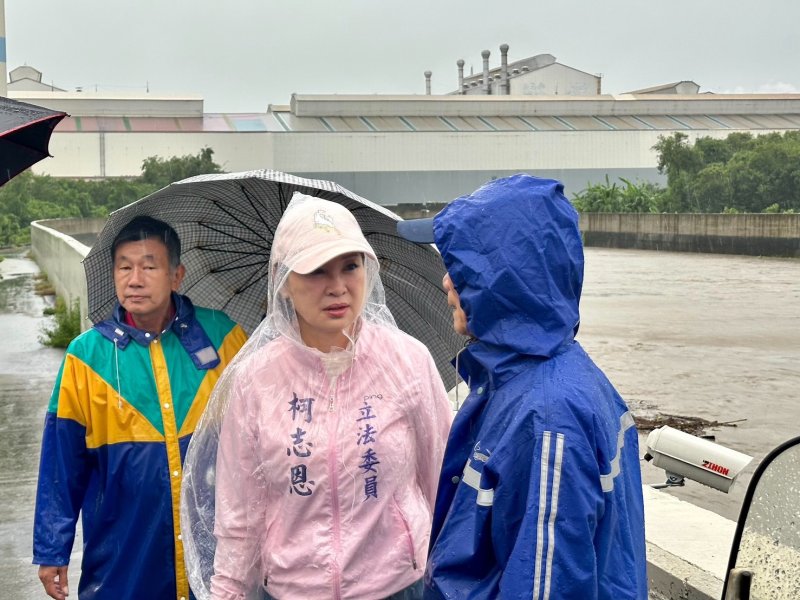 豪雨未歇柯志恩直奔橋頭梓官勘災　籲提前防汛、降低淹水風險