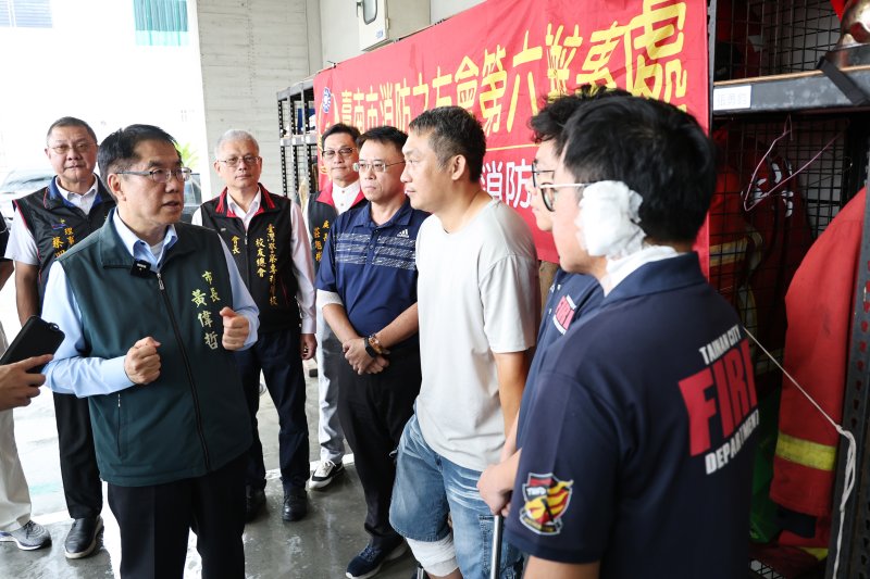 安南火災勇消受傷　黃偉哲親自慰問致贈慰問金致謝