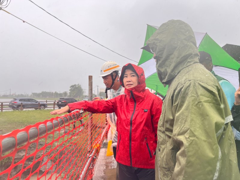 柯志恩冒雨直奔橋頭梓官勘災　呼籲提前防汛、降低淹水風險
