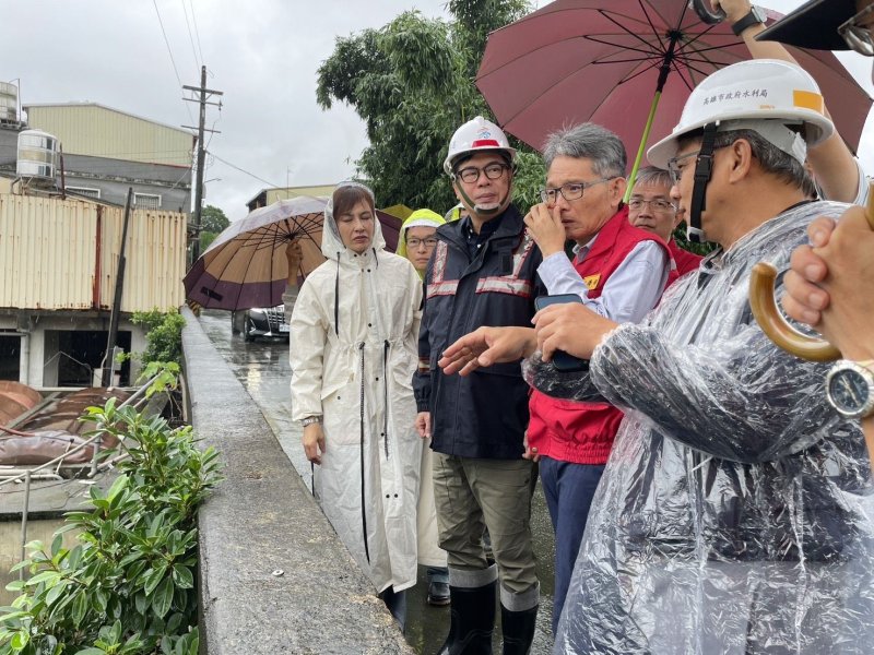 超大豪雨持續警報不斷 陳其邁市長陪同經濟部賴建信次長視察田寮月世界增佈移動式抽水機