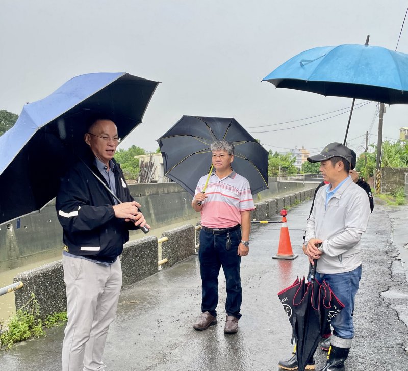 林園港仔埔排水旁道路塌陷 農水署高雄管理處緊急灌漿搶修 保障民眾安全！