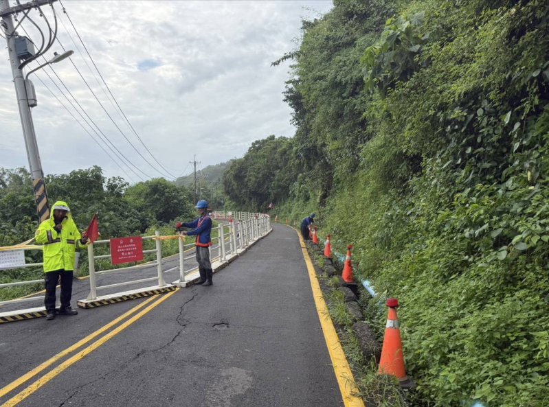 高市鼓山柴山大路下邊坡滑動路面損壞 工務局封閉施工