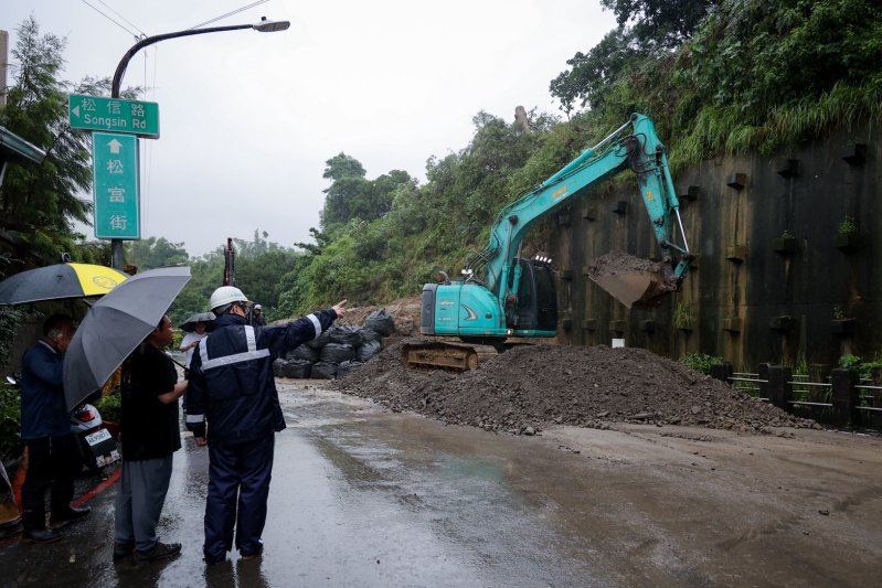 第一時間掌握、今再親赴小港松富街勘察　賴瑞隆爭取中央災損經費：加速重建守護居民安全、建構智慧韌性社區