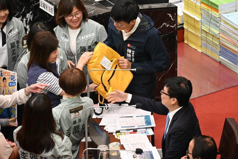 陳其邁最後總質詢 國民黨團送「柯志恩旅行背包」當畢業禮物