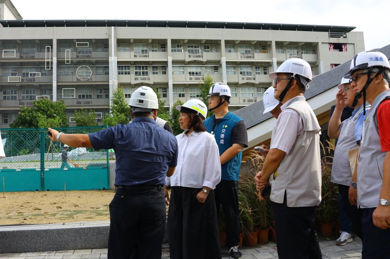 黃敏惠視察崇文國小地下停車場　完善停車機能打造安全通學新地標