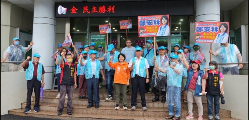 鳳山女兒鄭安秝完成登記！鄉親力挺，誓言踏實服務每寸土地
