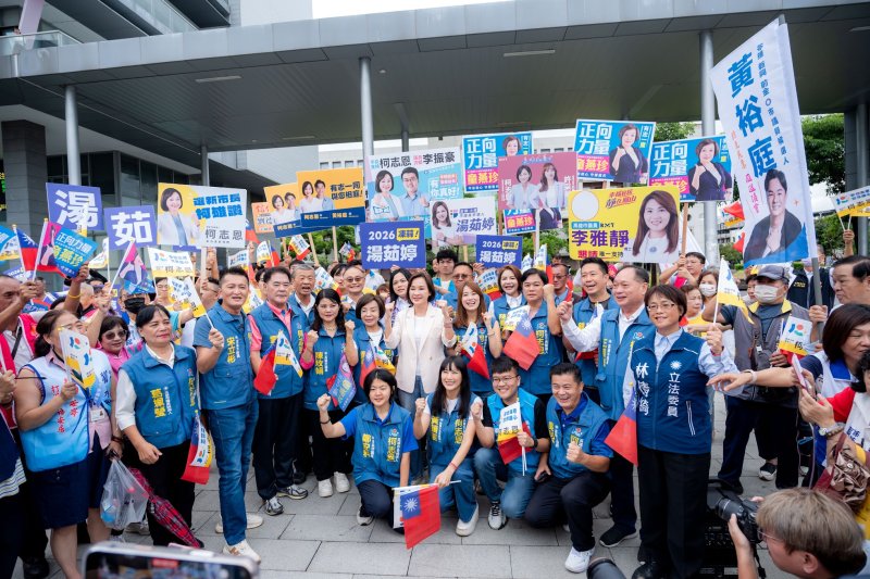 王金平站台、藍白同框！柯志恩登記參選高雄市長　揮「鐵拳」喊打倒新潮流  