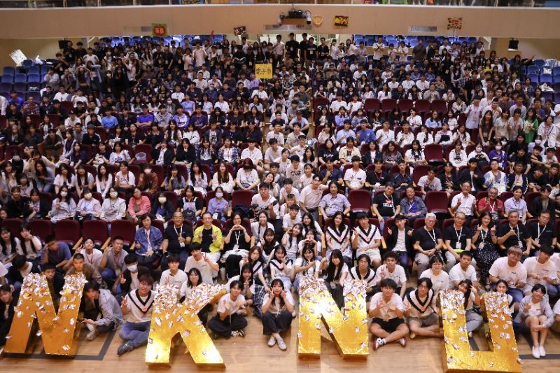 119級新生定向共識營結業式，師長、學生團隊與新生大合影。(高師大提供)