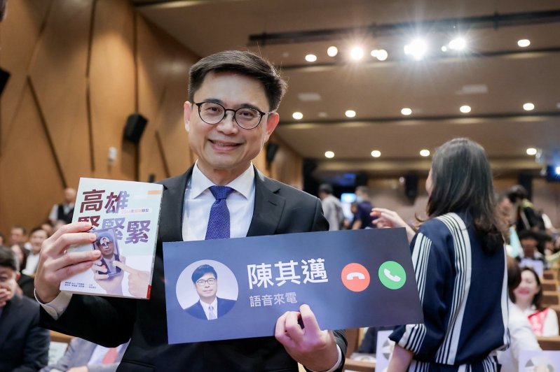 賴瑞隆分享陳其邁新書「三點讀書心得」　笑喊：以後麥克風越拿越大支、電話還是要接！