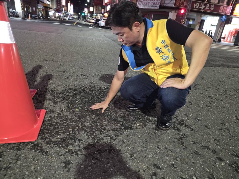 拜票發現坑洞危及用路安全　黃裕庭通知道路養護單位修補