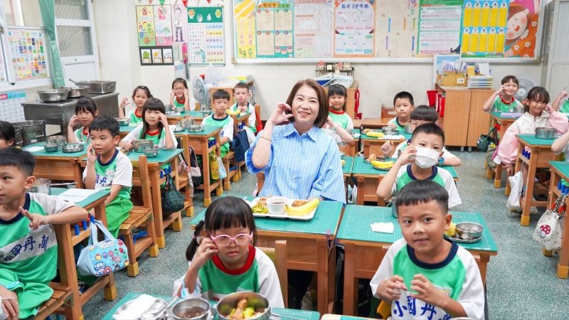 反毒宣示後一起吃午餐　周春米與屏東學童熱聊夢幻菜單