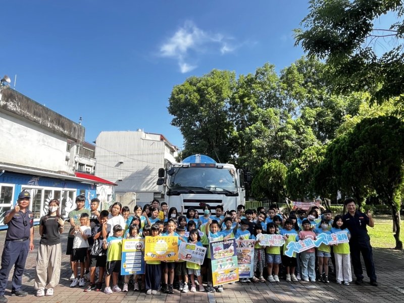 大卡車進校園！龍興學童化身「駕駛視角」　親體驗死角與內輪差，交通安全從小扎根