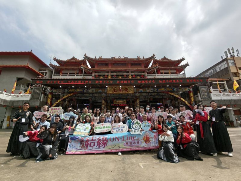 高雄東照山關帝廟為未婚男女牽紅線，現場人潮聚集、喜氣洋溢
