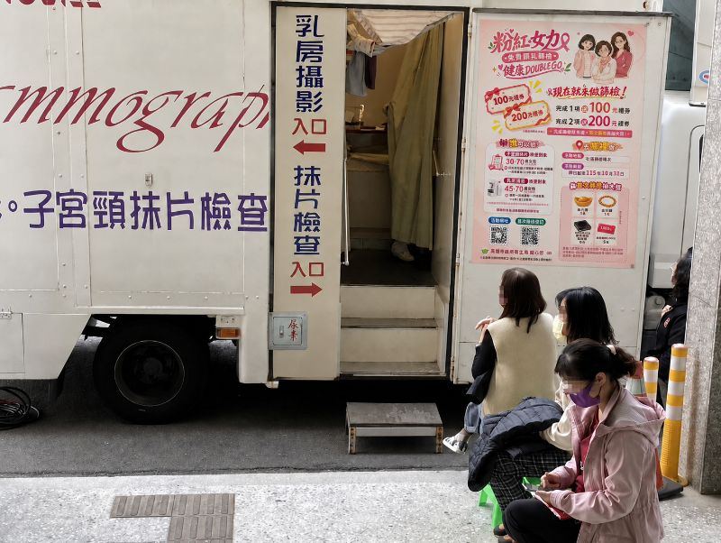 民眾等待巡迴車(示意圖)