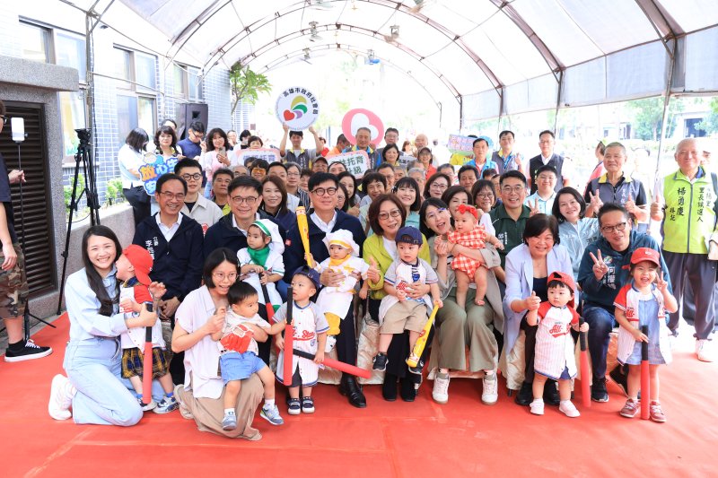 三民明仁公共托嬰中心揭牌 全國第一處國家住都中心社宅公托開幕 高雄以住育幼　打造宜居友善城市