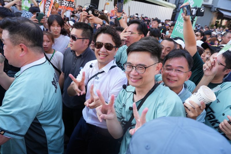 洋流到港、隆捲風來襲！賴瑞隆邀沈伯洋走讀英雄路　SUP首划成功、人潮爆滿  