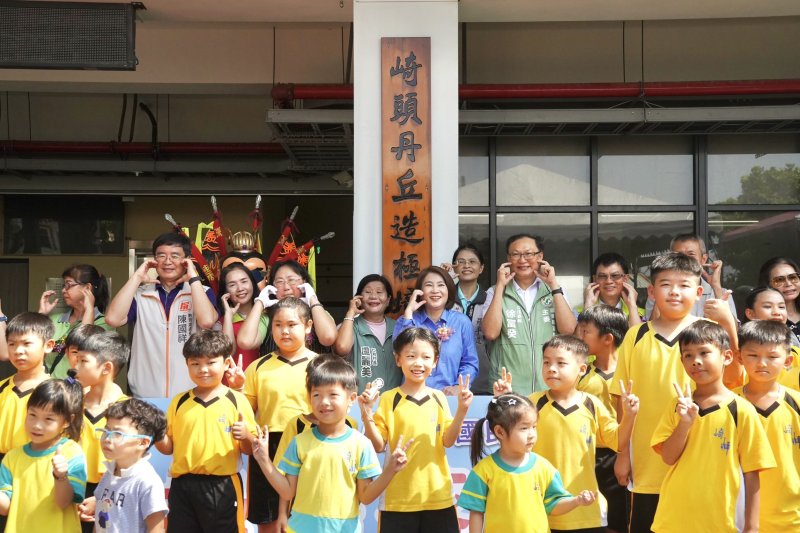 校園煥然一新迎新學期　屏東崎峰國小學童手寫卡片感謝縣長