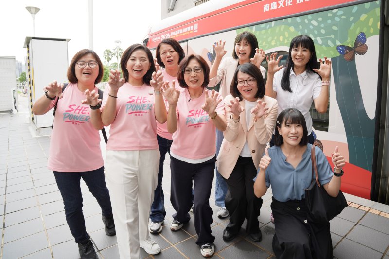 高雄市議長康裕成率跨世代女力隊 開箱「喔熊沉浸式輕軌」漫遊城市