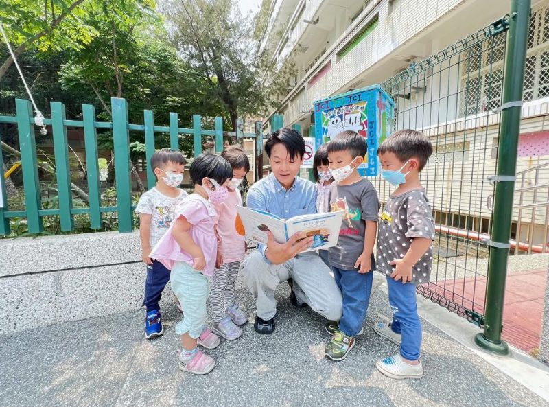 插畫專長,帶領手繪「巷弄書屋」 插畫專長,帶領手繪「巷弄書屋」