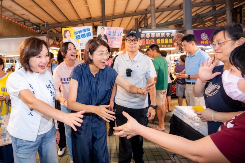 粉紅外套成市場焦點！「高雄最美里長候選人」塗慧宜　從郵輪鏡頭走進菜福日常