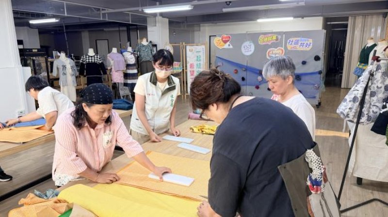 黃偉哲推動弱勢培力與身障共融　縫紉師展現自立成果　理財教育助攻未來