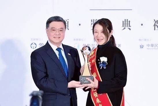 金屬中心董事長劉嘉茹（右）接受行政院院長頒發國家人才發展獎。