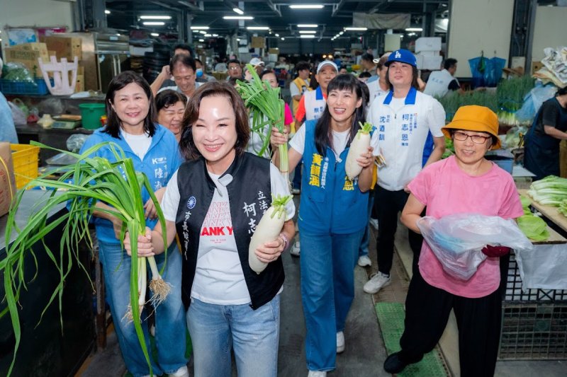 柯志恩凌晨4點掃市場  傾盡全力拚陸戰  攤商熱情打氣送蘿蔔蒜苗喊「凍蒜」