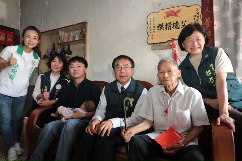 黃偉哲重陽訪人瑞　祝福百歲長輩健康長壽、樂享晚年