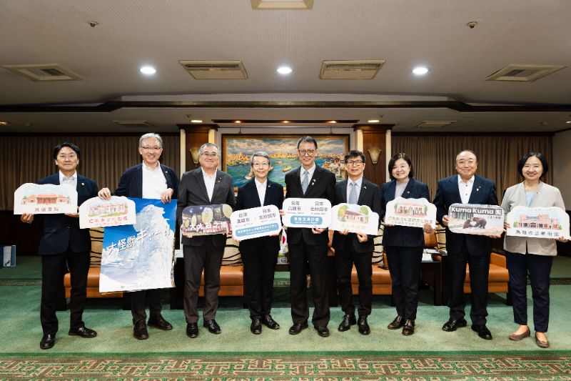 日本秋田縣北秋田市津谷永光市長及市議會議長小笠原壽率團拜會高雄市政府,與王宏榮副秘書長共同宣布啟動高雄與北秋田的「景點互惠計畫」 日本秋田縣北秋田市津谷永光市長及市議會議長小笠原壽率團拜會高雄市政府,與王宏榮副秘書長共同宣布啟動高雄與北秋田的「景點互惠計畫」