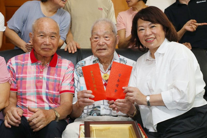 嘉義市發放重陽敬老禮金　5.4萬長者受惠　黃敏惠訪百歲人瑞賀壽
