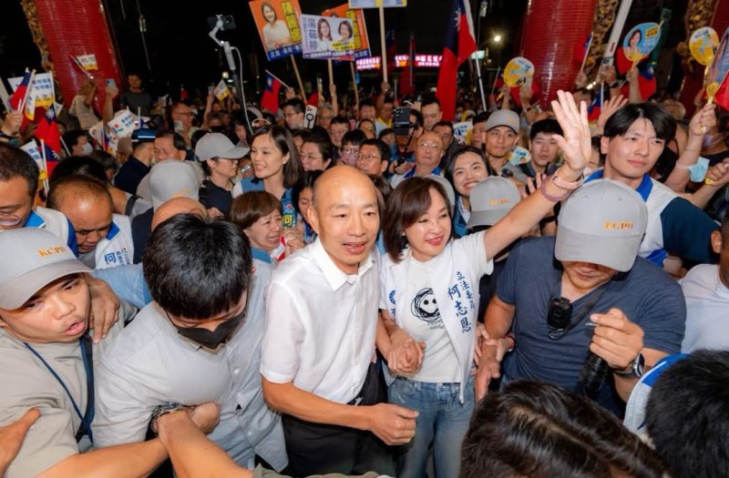 韓國瑜重返高雄挺柯志恩！滷肉飯、礦泉水再現韓流記憶　小港廟口湧入近5千人