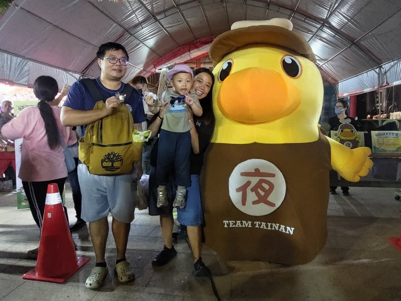 夜奇鴨走進鹽水夜市掀熱潮　好禮大Fun送加碼玩偶吸睛