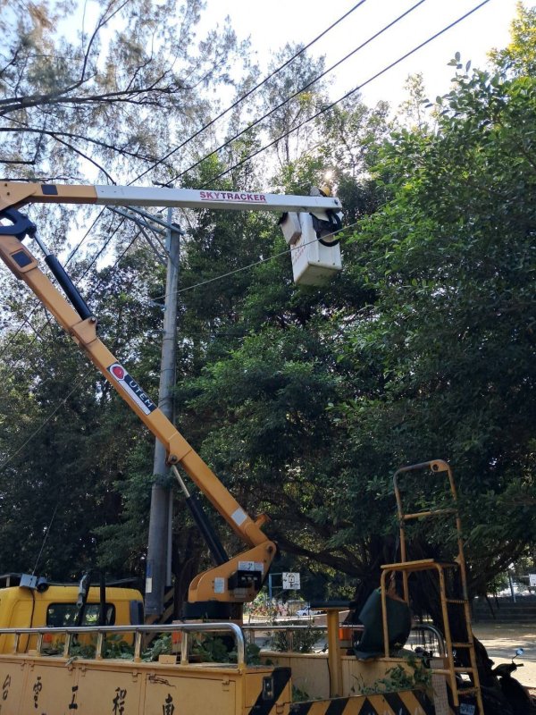 薔琵颱風掠過外海 台電高雄區處全力戒備防颱 請民眾多利用網路通報查詢停復電資訊