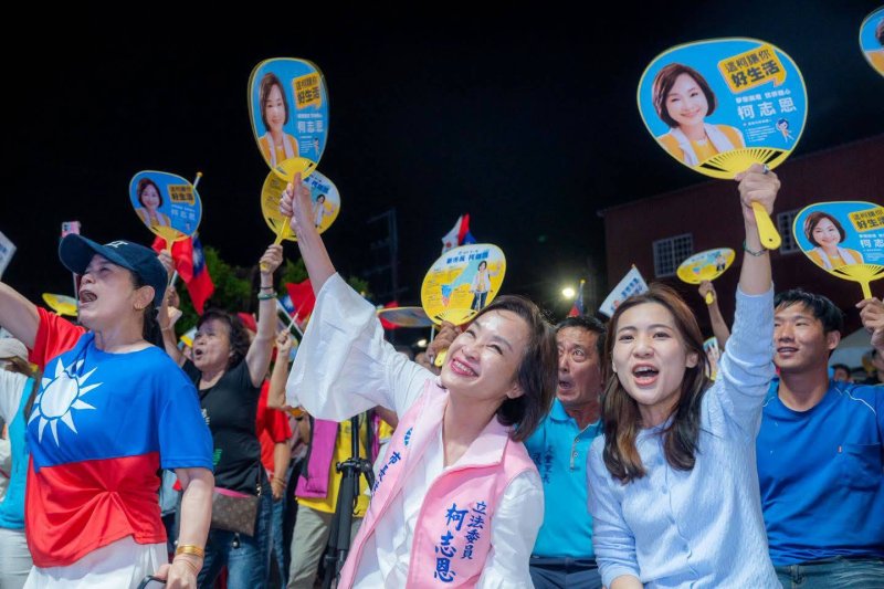 柯志恩仁武廟口開講吸700人力挺 徐巧芯南下助講拜託鄉親幫催票