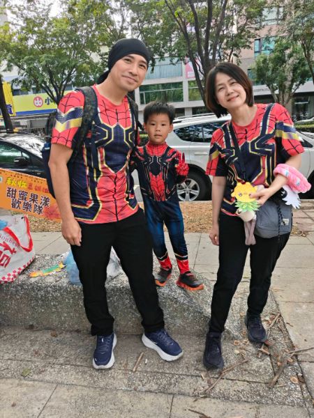 活動現場人潮與歡呼聲不斷,25支踩街隊伍、上千位大小朋友及工作人員熱情參與 活動現場人潮與歡呼聲不斷,25支踩街隊伍、上千位大小朋友及工作人員熱情參與