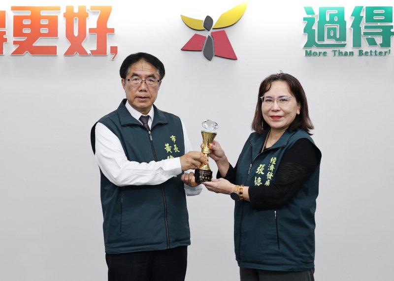 便民透明雙升級！臺南經發局工業區管理平台榮獲晶廉獎機關組特優