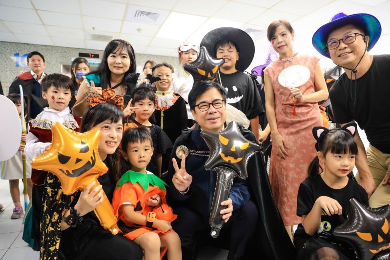 萬聖節嗨翻高雄！南瓜燈光秀升級、親子裝扮星光大道加碼　陳其邁邀市民同歡