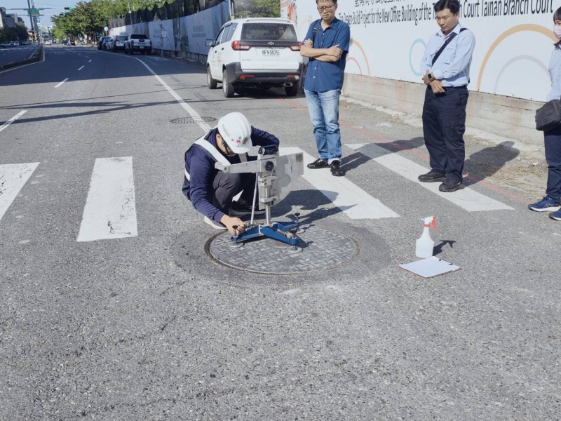 孔蓋防滑有法可循！台南全國首創　117年底完成28萬座改善