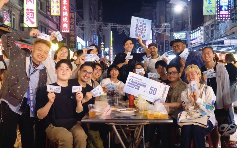六合夜市許多人使用優惠券 圖/經發局