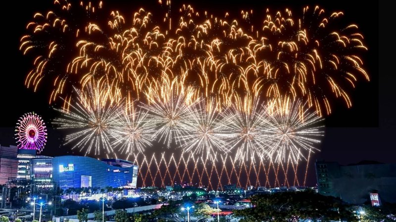 跨年花火最終章「航向未來之光」，和大家在金銀光雨中，下一起躍向2026年。（圖／高雄市政府提供）