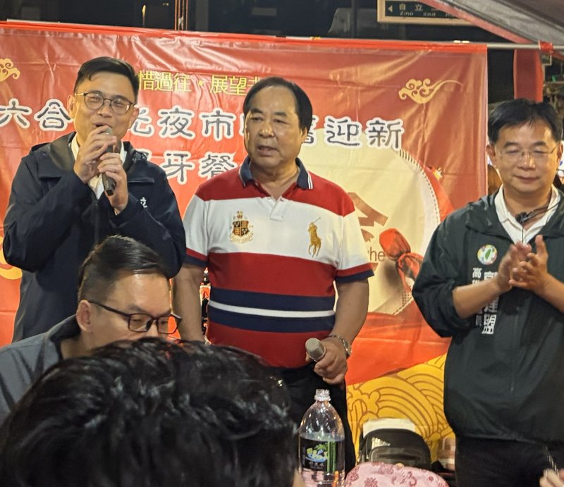 民進黨高雄市長參選人賴瑞隆在尾牙中感謝許多人支持，讓他初選過關。圖／劉子安