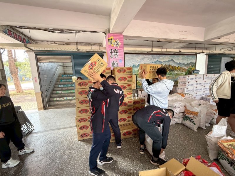 學生與長輩志工分工合作，完成歲末送暖行動。