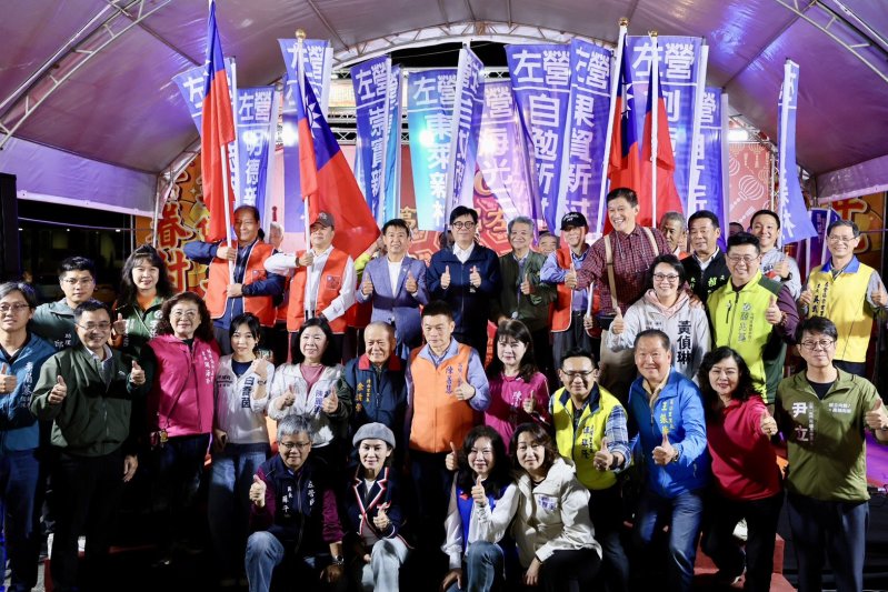 高雄市長陳其邁鳴鑼三響,宣布2026第三屆高雄左營眷村年貨大街開市。 高雄市長陳其邁鳴鑼三響,宣布2026第三屆高雄左營眷村年貨大街開市。