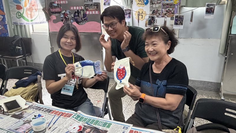 學員們實際參與石斑魚養殖導覽、彩繪魚型束口袋DIY 圖/劉子安 攝 學員們實際參與石斑魚養殖導覽、彩繪魚型束口袋DIY 圖/劉子安 攝
