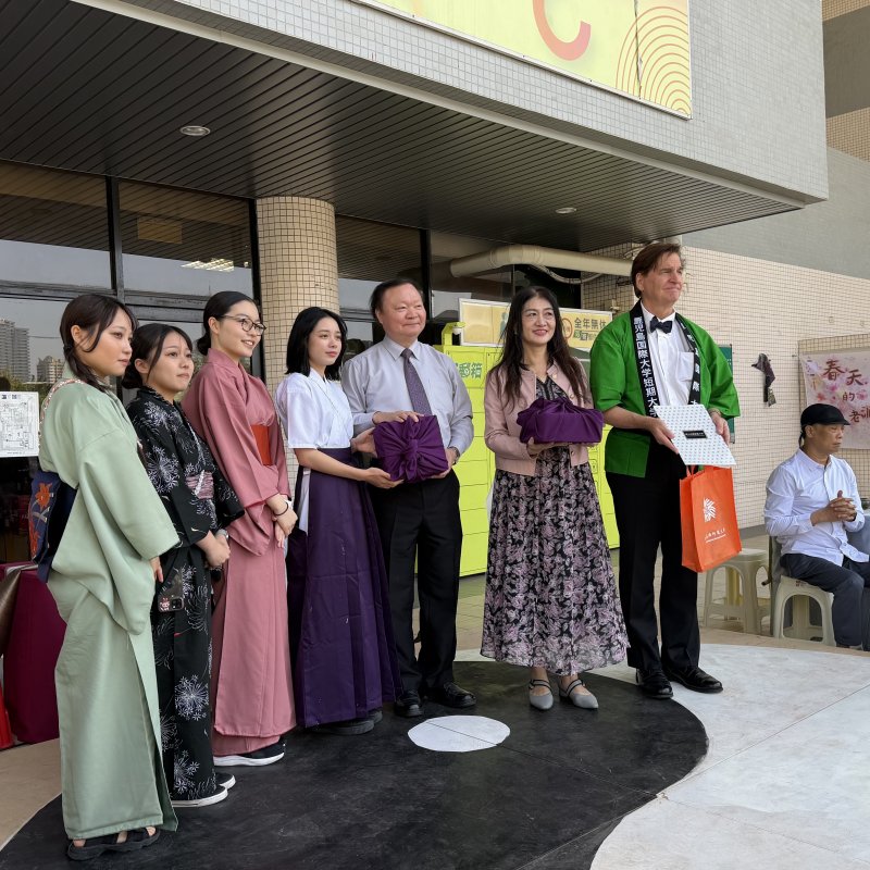 高師大王政彥校長、文學院院長、鹿兒島國際大學 Prof. David McMurray 與鹿兒島國際大學日本學生於臺日文化交流活動中合影 圖/ 高師大 高師大王政彥校長、文學院院長、鹿兒島國際大學 Prof. David McMurray 與鹿兒島國際大學日本學生於臺日文化交流活動中合影 圖/ 高師大
