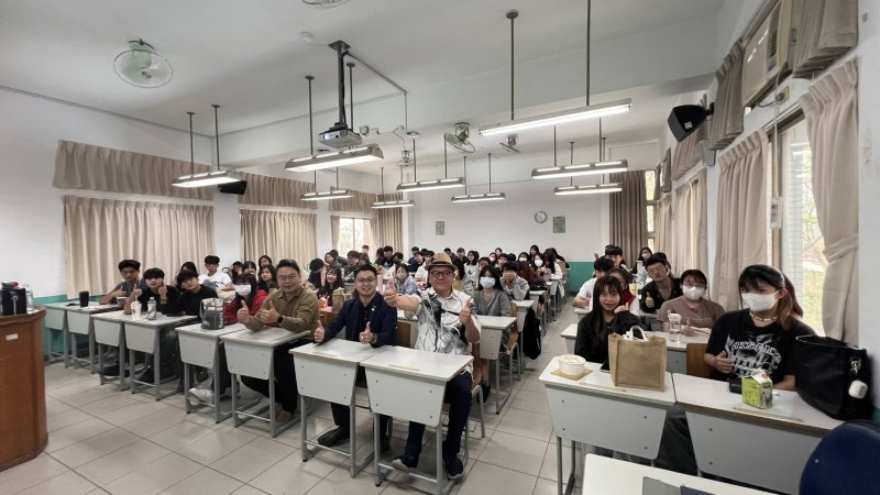 中:樹科大校友葉家瑋 中左1:行銷系林冠宇博士 中右1:行銷系黃慶源博士 圖/ 樹科大行銷管理系 中:樹科大校友葉家瑋 中左1:行銷系林冠宇博士 中右1:行銷系黃慶源博士 圖/ 樹科大行銷管理系