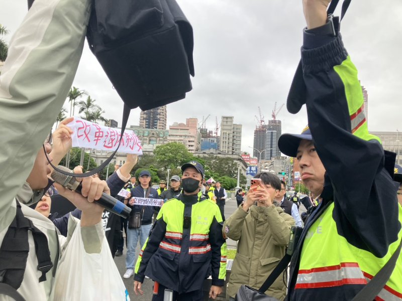 警方保護管束4名工會員工  圖/桃園市產業總工會 