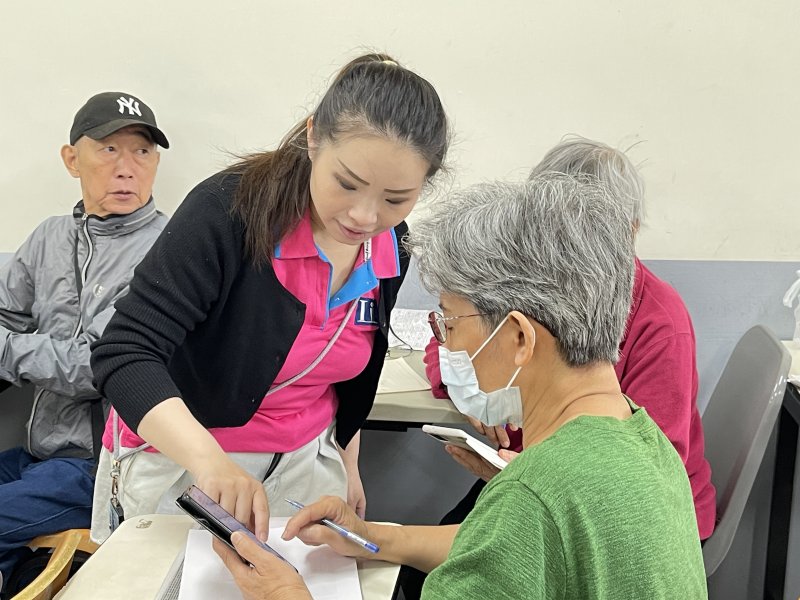 助二度就業婦女重拾自信、教長輩用手機（圖／陳嫚淳提供）